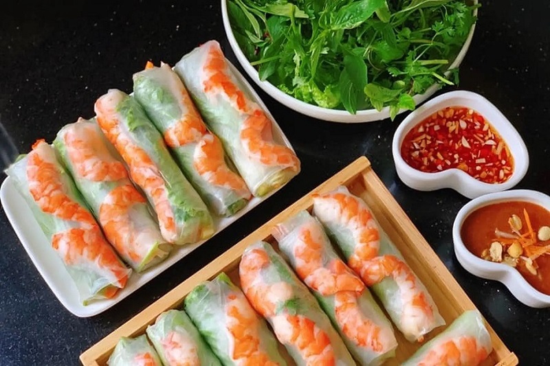 Fresh Vietnamese spring rolls with shrimp, pork, and peanut sauce