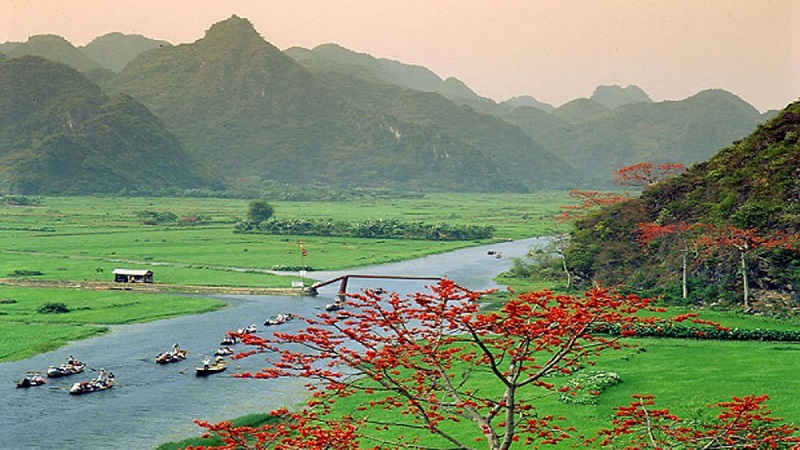 Boat ride on Yen River leading to Perfume Pagoda, a famous spiritual day trip from Hanoi