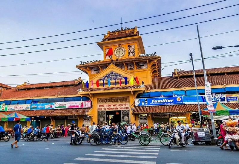 Chợ Bình Tây ở khu phố Tàu Sài Gòn với kiến ​​trúc truyền thống và cảnh chợ nhộn nhịp