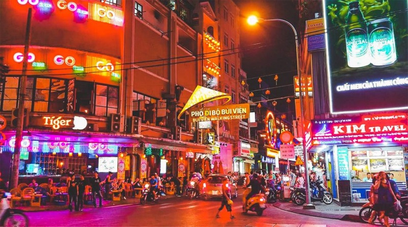 Phố đi bộ Bùi Viện về đêm tràn ngập các quán bar, nhà hàng và ánh đèn neon rực rỡ