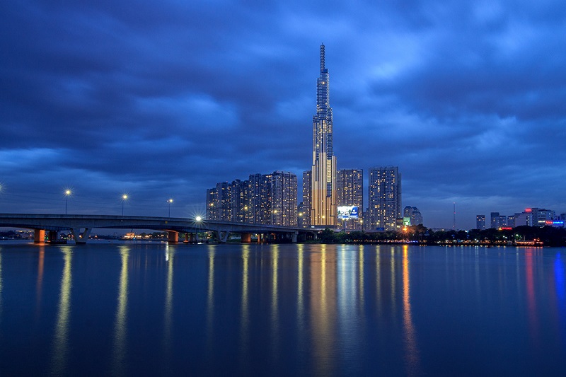 Tòa tháp Landmark 81 vươn lên giữa khu đô thị hiện đại của Thành phố Hồ Chí Minh
