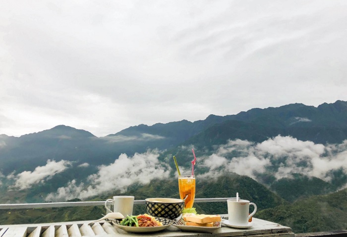 Breakfast with a mountain view at a Sapa homestay