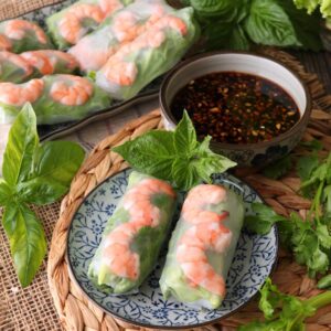 Fresh Vietnamese spring rolls with shrimp served with dipping sauce.