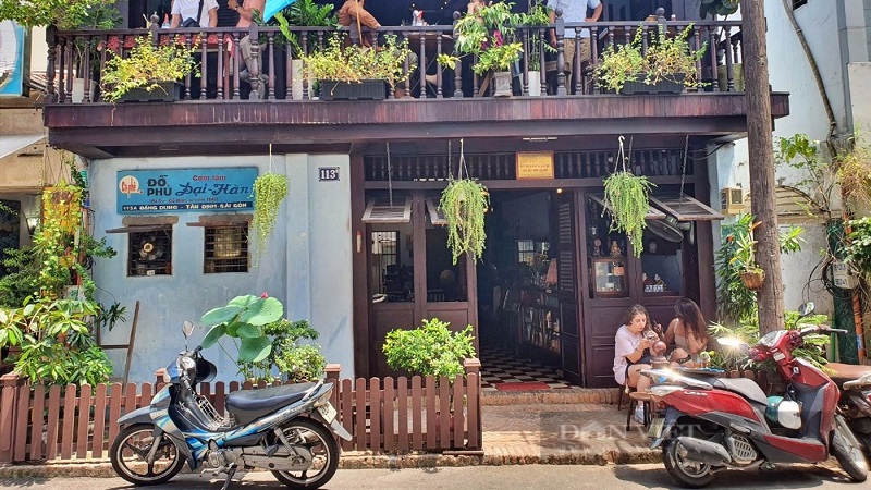 Cà phê đá truyền thống Việt Nam được phục vụ tại quán cà phê ở Thành phố Hồ Chí Minh