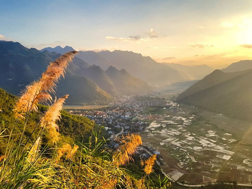 Mai Chau Travel Guide – sunset viewpoint overlooking Mai Chau Valley