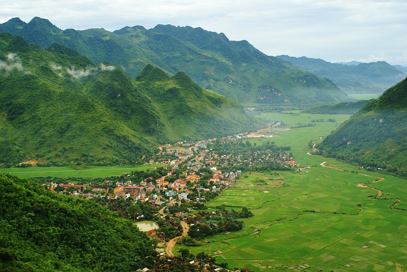 Mai Chau Travel Guide – panoramic view of Mai Chau Valley with rice fields and limestone mountains