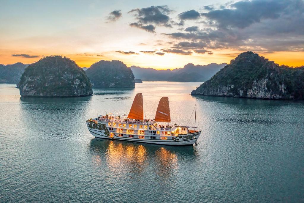 Ha Long Bay overnight cruise in a Vietnam itinerary 10–14 days