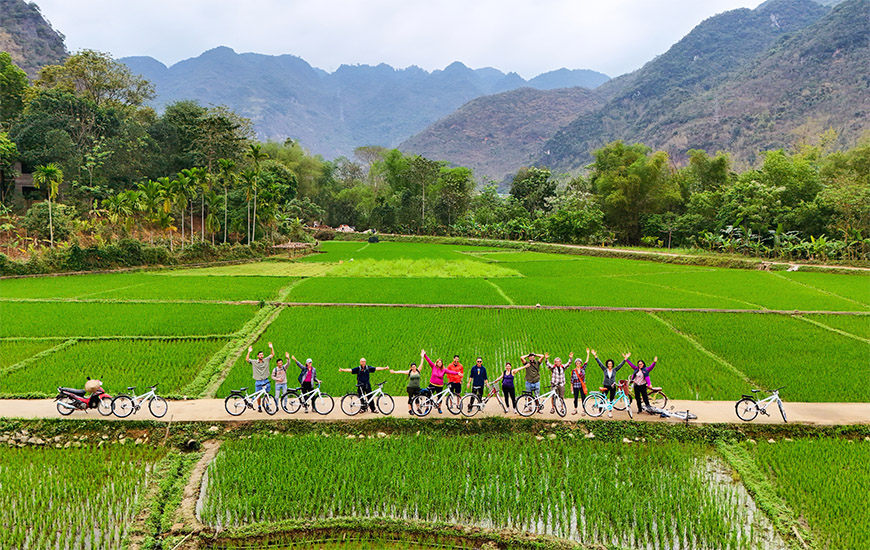 Mai Chau Travel Guide – cycling through rice fields and village roads in Mai Chau