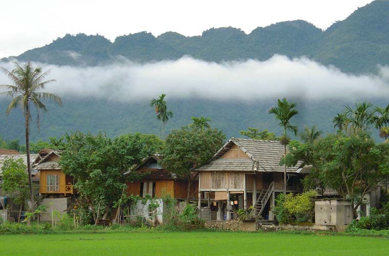 Mai Chau Travel Guide – traditional stilt house homestay in a Thai village