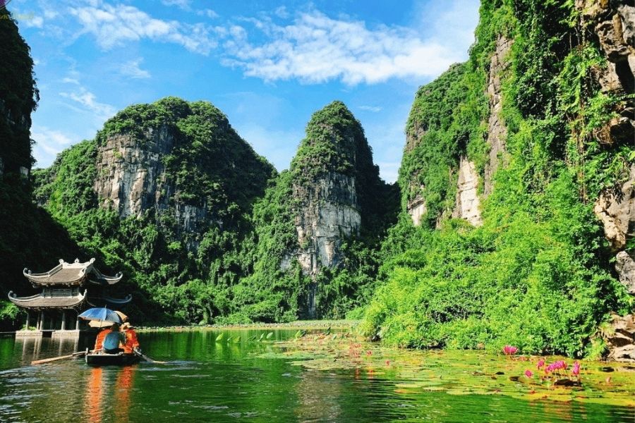Ninh Binh Trang An boat ride cultural experience Vietnam