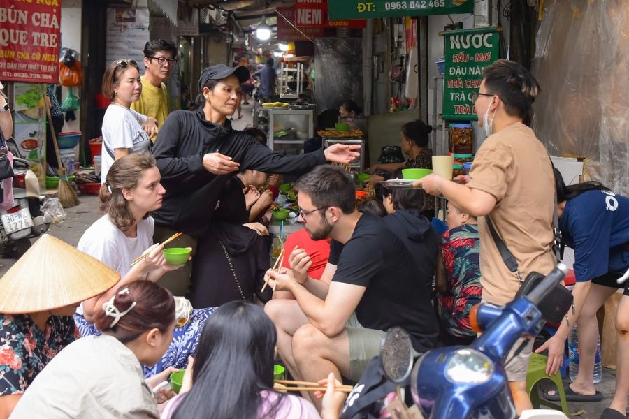 Street food safety tips for travelers in Vietnam