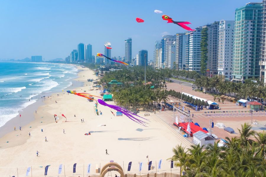 Da Nang beach and Hoi An lanterns April