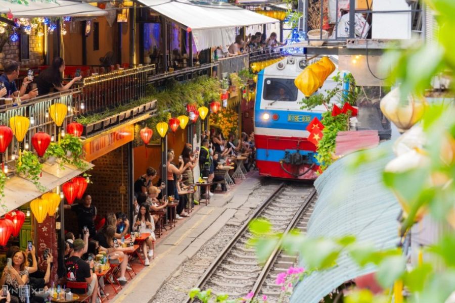 vietnam coffee culture daily life local people cafe