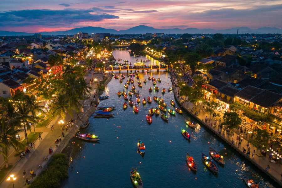 hoi an lantern street night vietnam