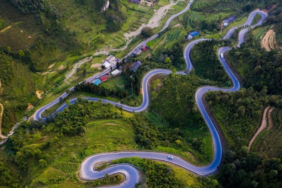 Ha Giang Loop travel guide featuring Ma Pi Leng Pass