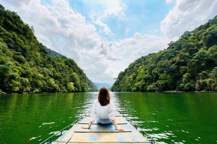 Boat tour on Ba Be Lake in Vietnam National Parks