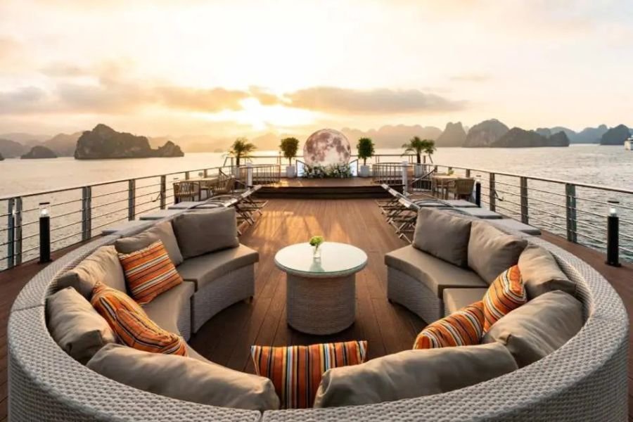 Romantic Ha Long Bay cruise for couples