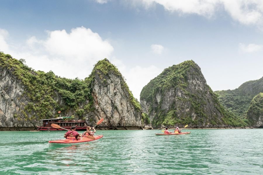 Dining and activities on a Ha Long Bay cruise