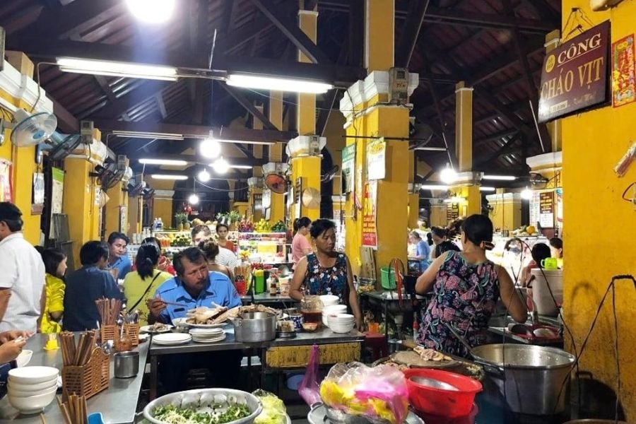 Hoi An Central Market with local food stalls