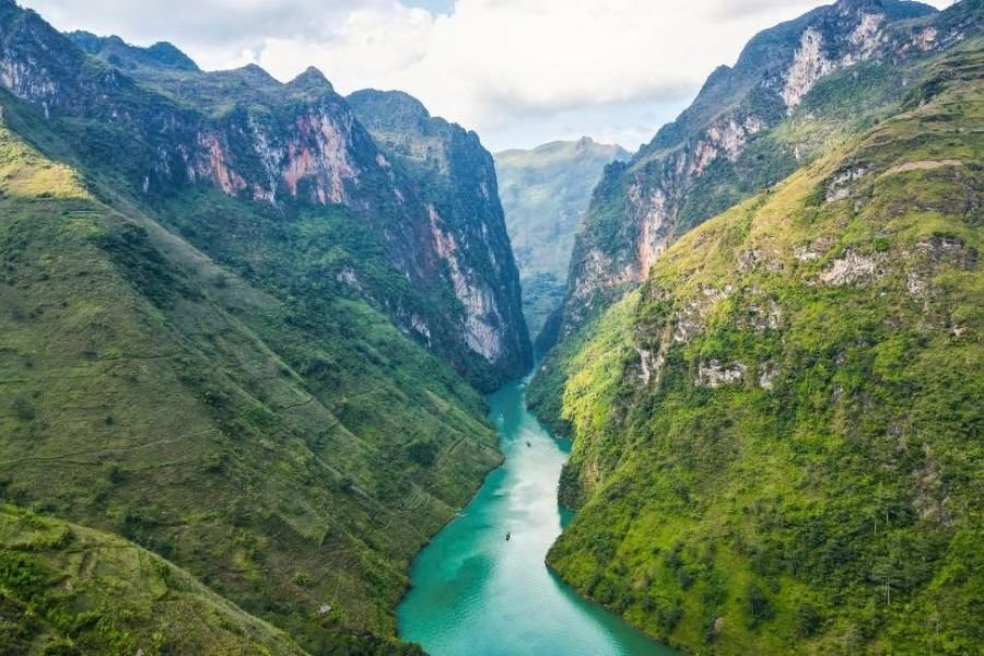 Ma Pi Leng Pass overlooking Nho Que River in Ha Giang